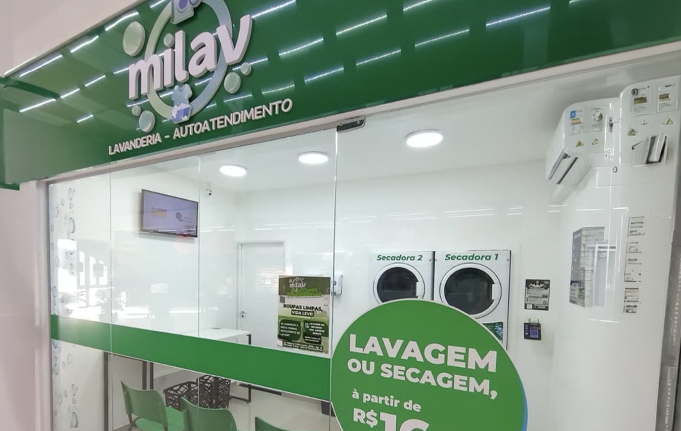 Lavanderia self-service MILAV com tela de mídia indoor